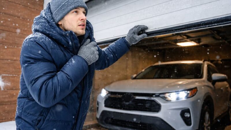 Выдержат ли зиму? Как секционные гаражные ворота ведут себя в сильные морозы