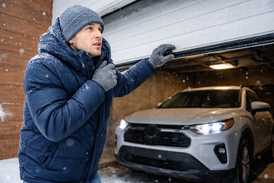 Выдержат ли зиму? Как секционные гаражные ворота ведут себя в сильные морозы